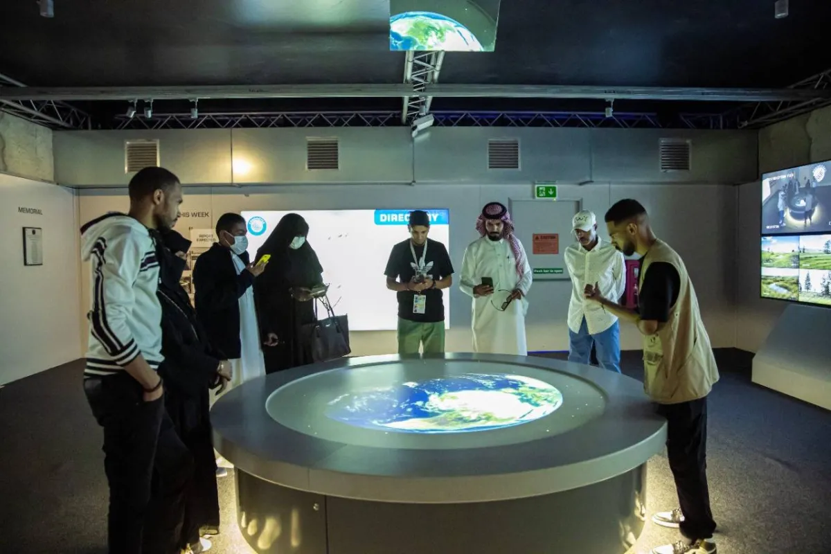 تُعرِّف الفعالية ضيوفها بعالم الديناصورات باللغة الإنجليزية على فترتين