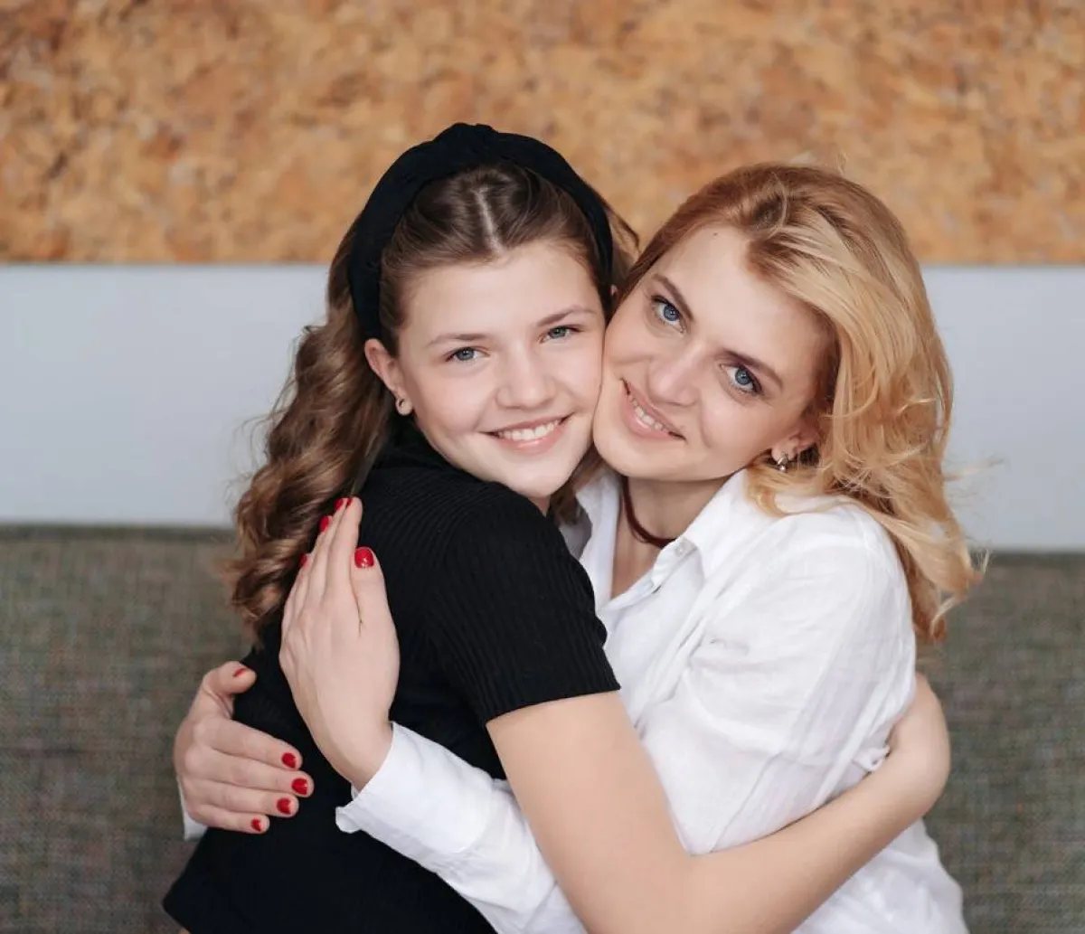 صورة لأم وابنتها المراهقة