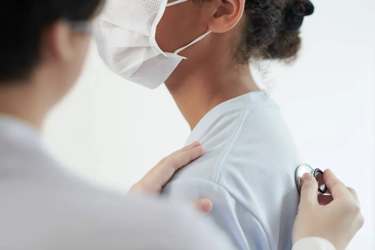 صورة لطبيب يفحص المراهقة