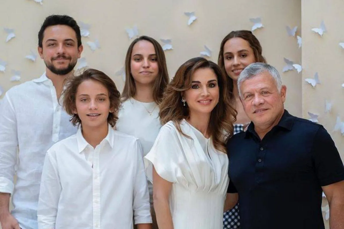 الملك عبدالله والملكة رانيا مع أبنائهما الأميرة إيمان والأمير حسين والأميرة سلمى والأمير هاشم- الصورة من حساب الملكة رانيا على إنستغرام