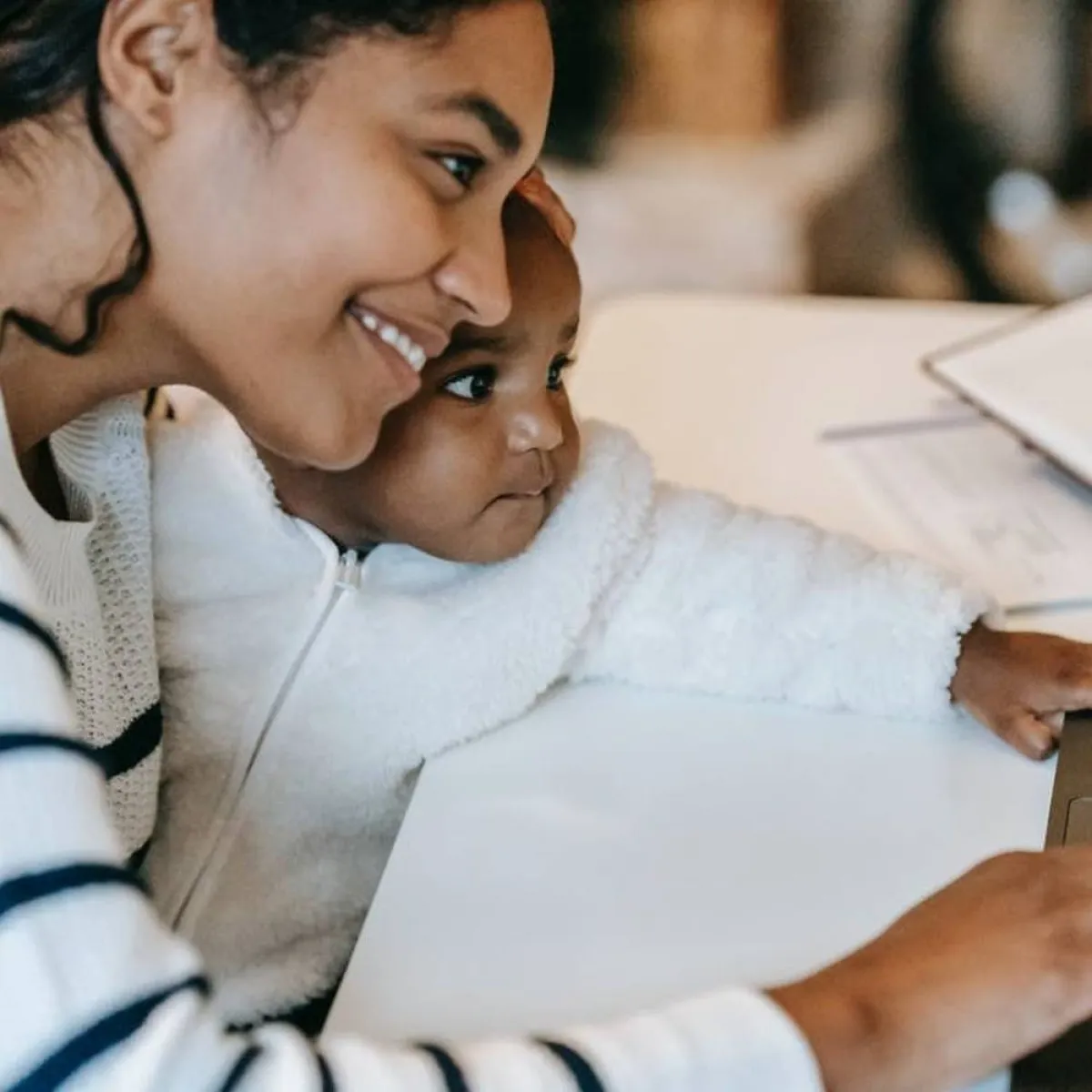 صورة لأم وطفلها