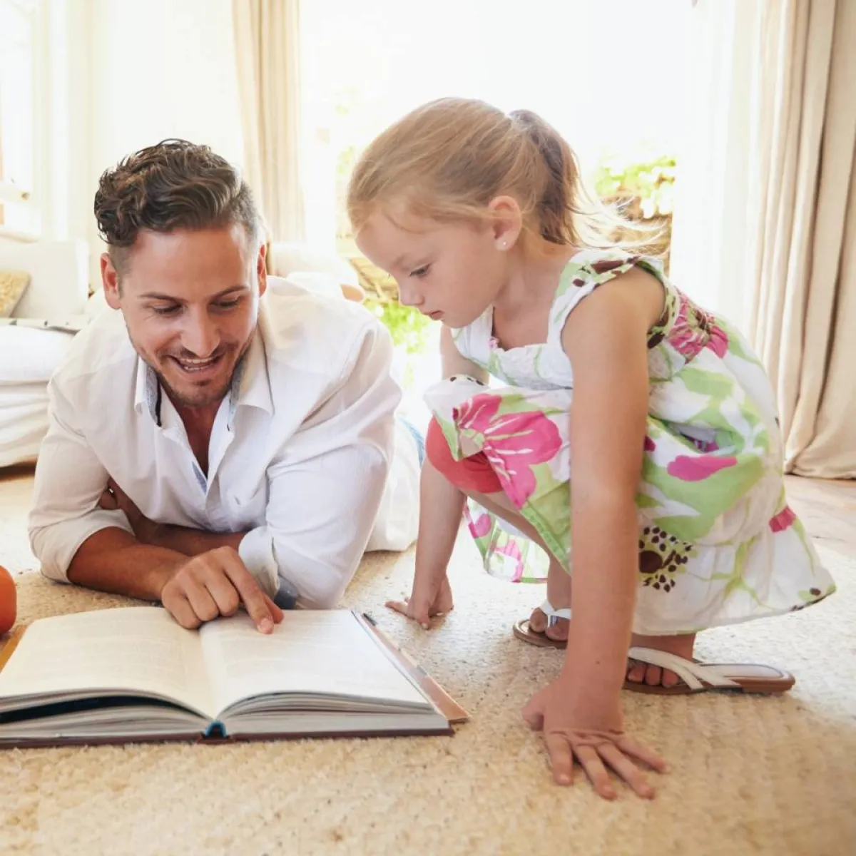 صورة لأب يقرأ مع طفلته