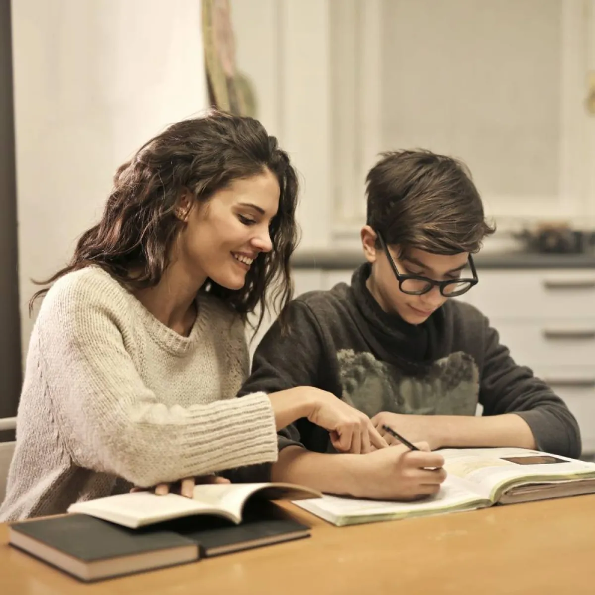 صورة لأم تذاكر مع طفلها