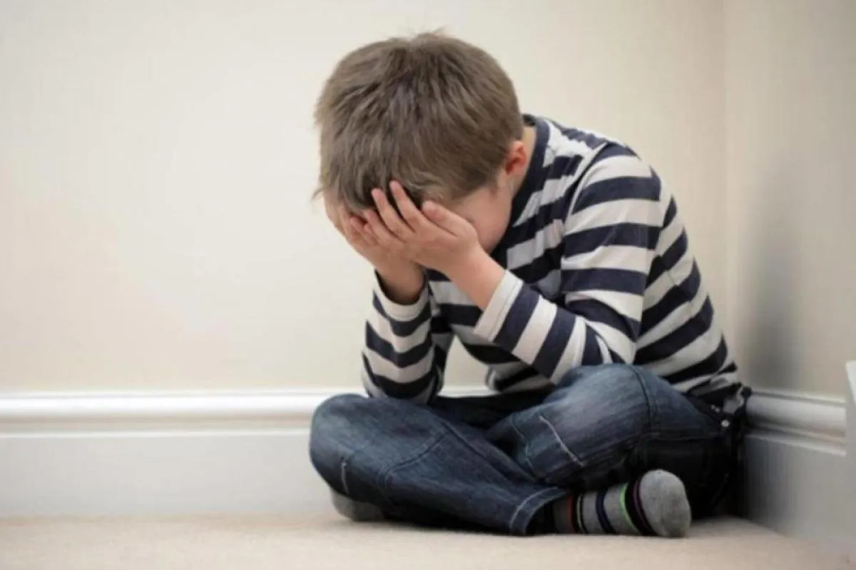 طفل يعاني من أسلوب العقاب الخاطىء