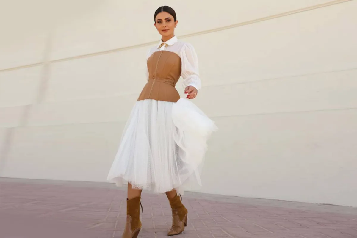 ديما الأسدي بحذاء جذاب باللون البني  