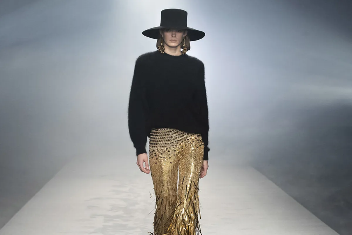 سروال ميتاليك فضي مطرز بالخرز والترتر والريش مع بلوفر أسود وقبعة