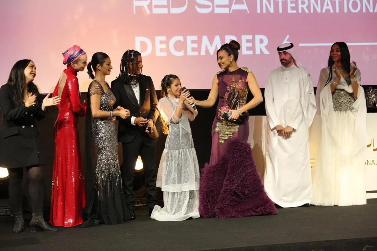 كارمن سليمان تسلم الجائزة للفيلم الفائز في مهرجان البحر الأحمر السينمائي الدولي" أنت تشبهني"-الصورة من حساب المهرجان على الفيسبوك