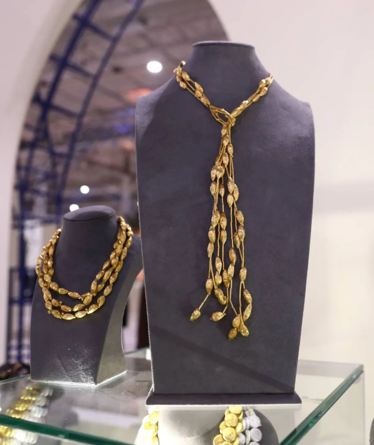 عقد بشكل حبات الهيل