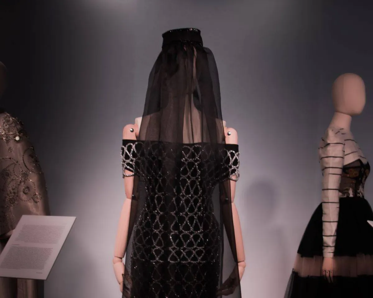 فستان اسود من تصميم هلا الغرباوي 