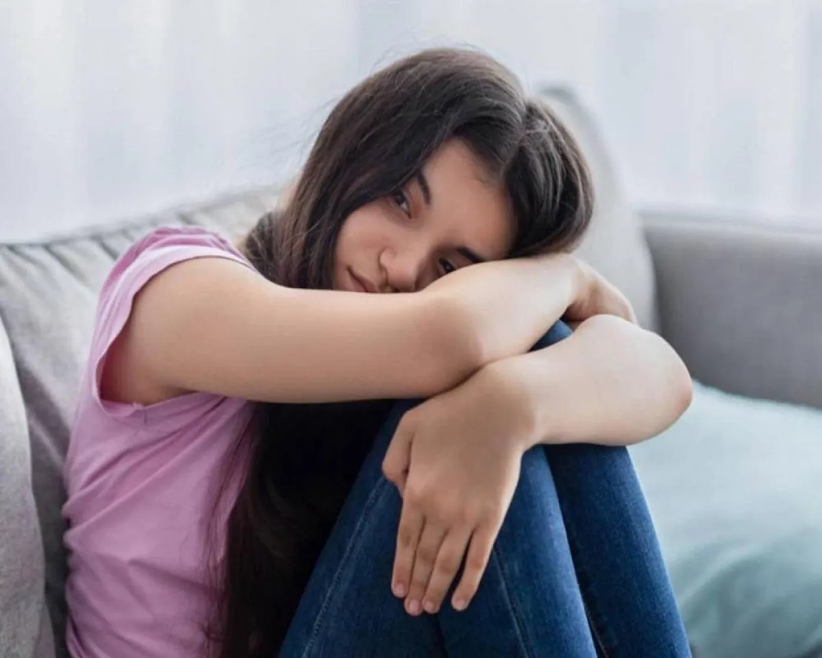 صورة لمراهقة تشك في أعراض سرطان الثدي