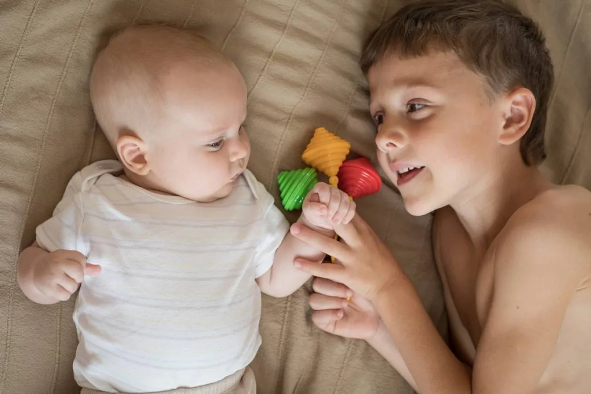 صورة لصداقة محببة بين الطفل الأكبر والمولود الجديد