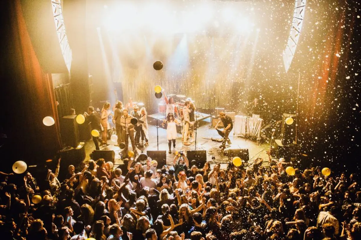 حضور الحفلات الغنائية 