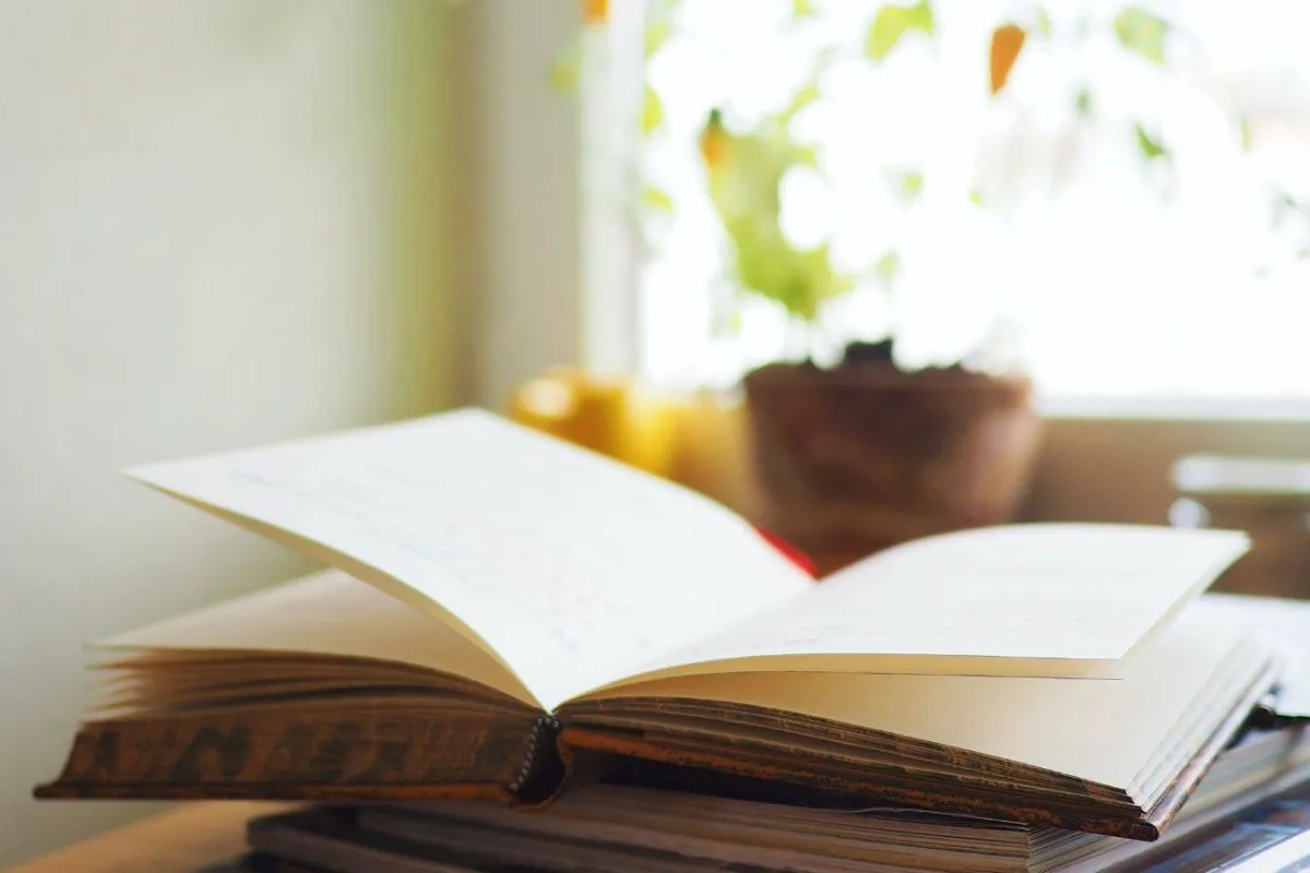 القراءة في الكتاب الورقي فوائدها كثيرة 