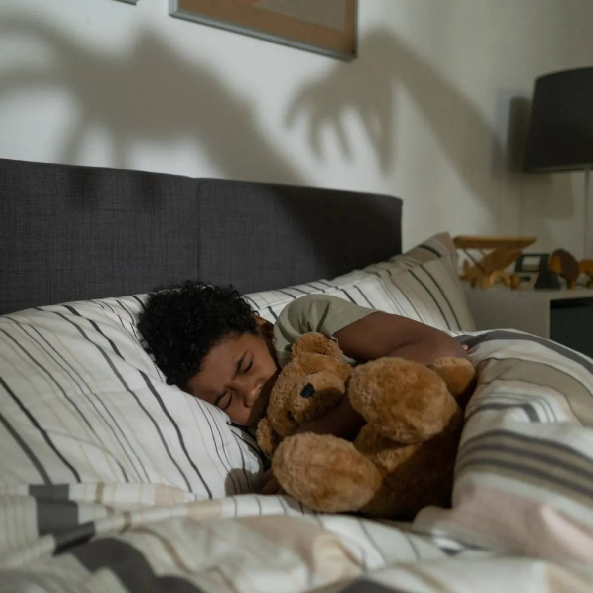 صورة لطفلة تشعر بالإهمال