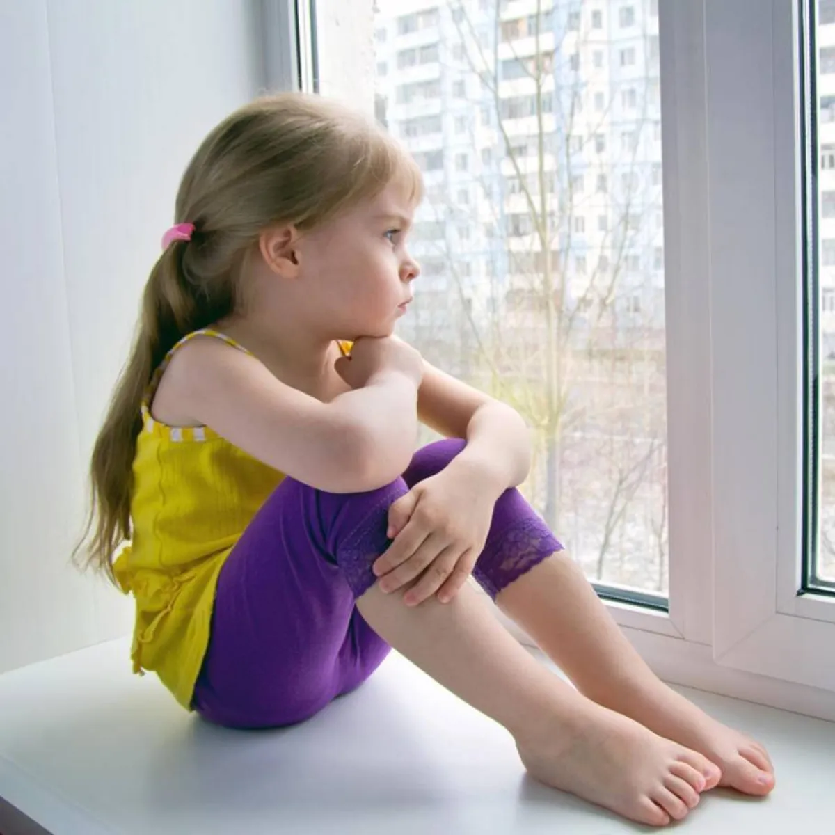 صورة لطفلة حزينة