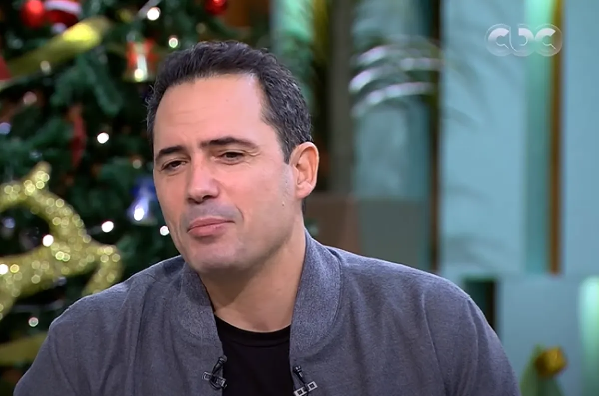 النجم التونسي ظافر العابدين خلال استضتفته في برنامج معكم مع منى الشاذلي - الصورة من حساب شاشة سي بي سي على يوتيوب