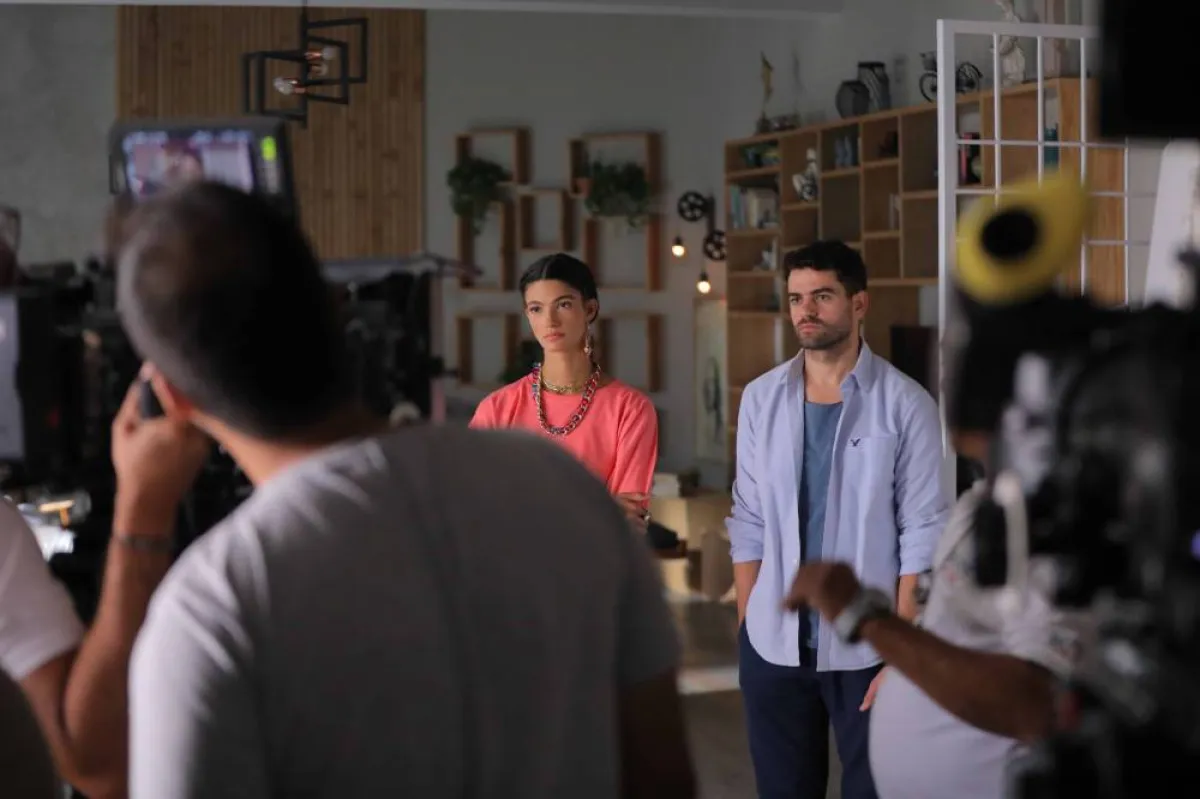 تارا عماد وشريف حافظ في كواليس تصوير مسلسل ستات بيت المعادي - الصورة من المسؤول الإعلامي لـmbc