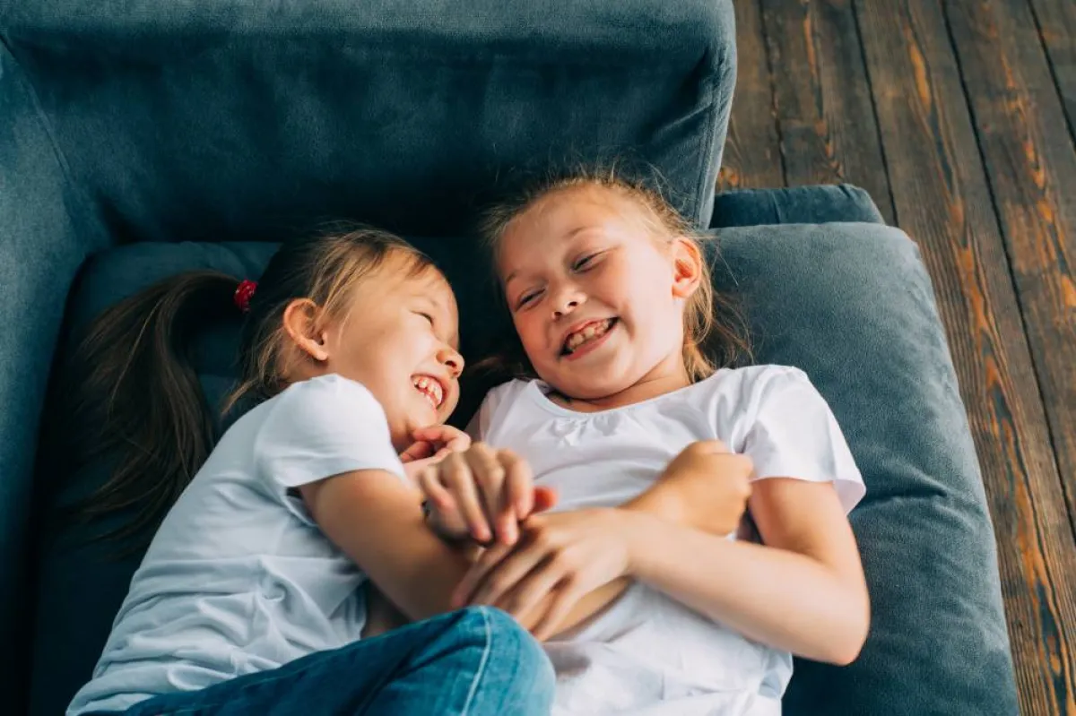 صورة لطفلتين تضحكان