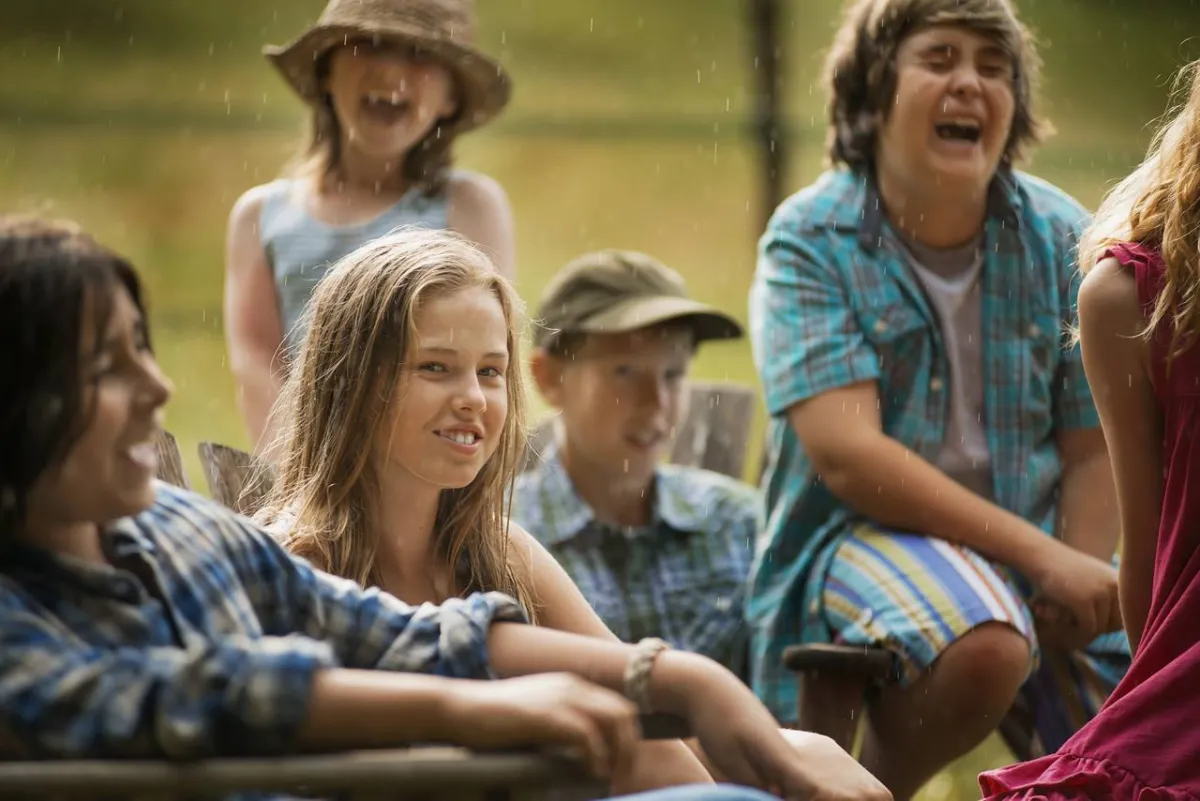 صورة لأطفال يضحكون