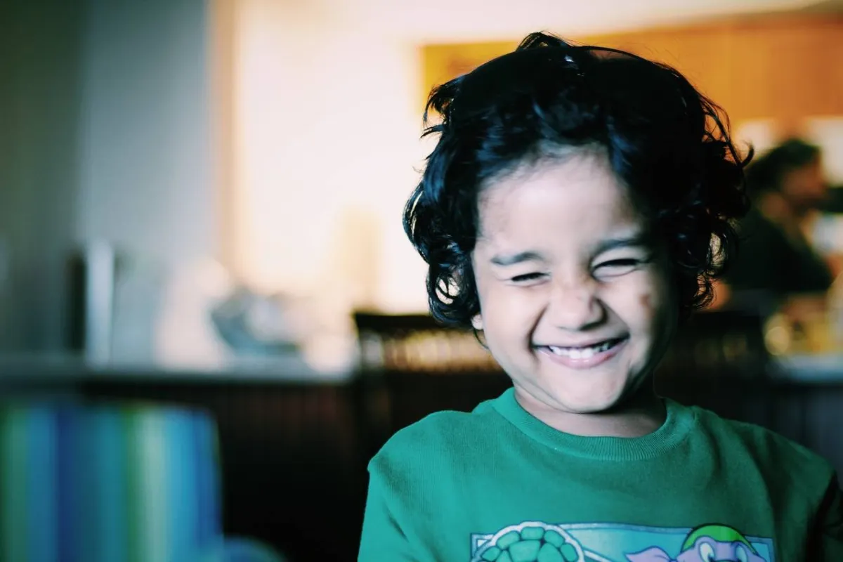 صورة لطفل يضحك