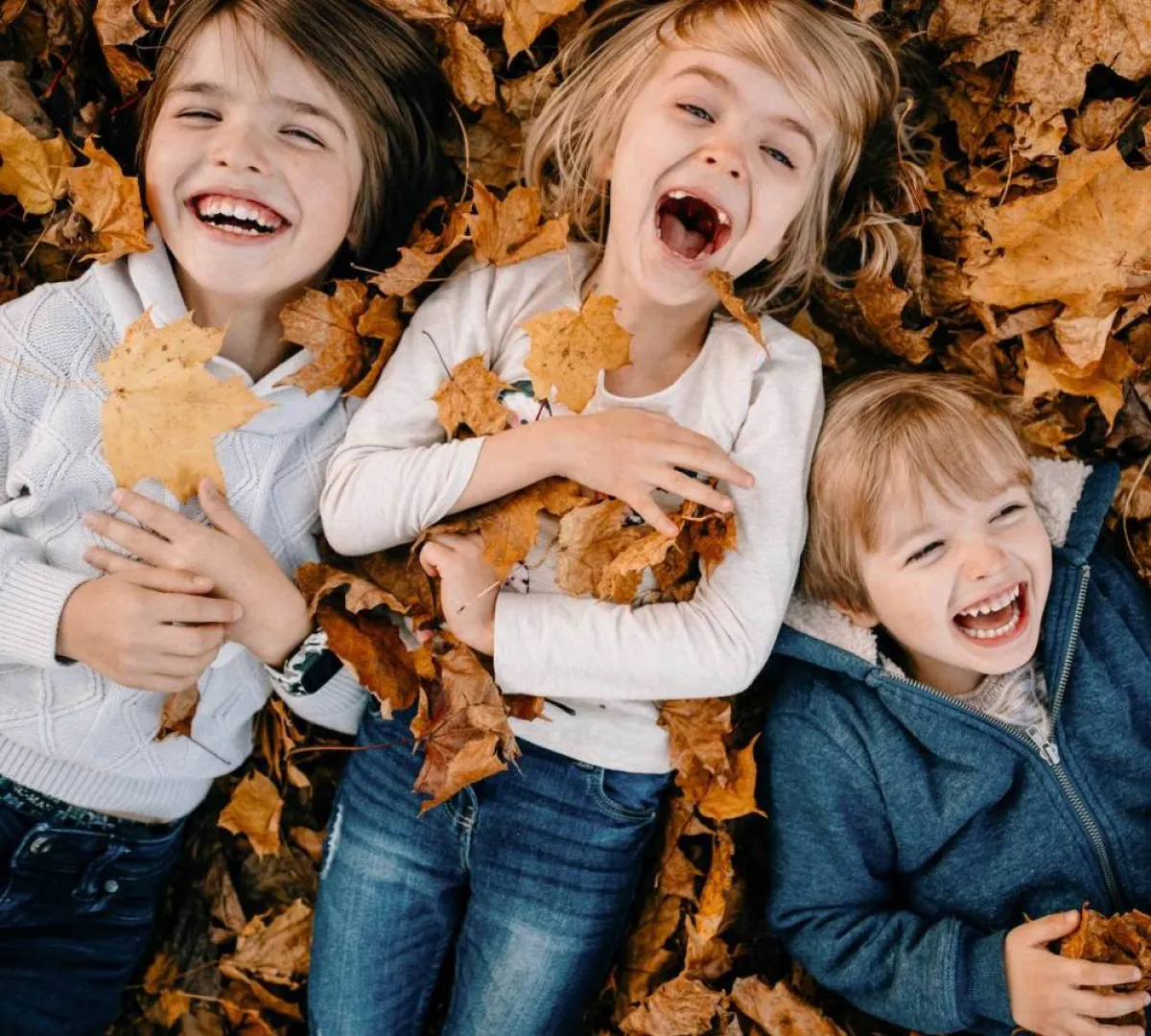 صورة لأطفال يضحكون