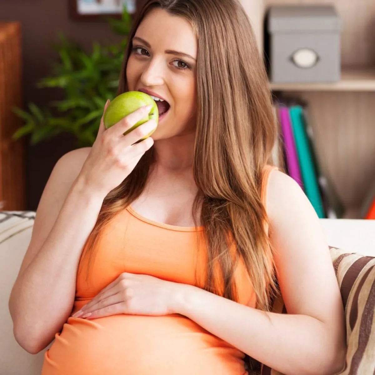 صورة لحامل تأكل