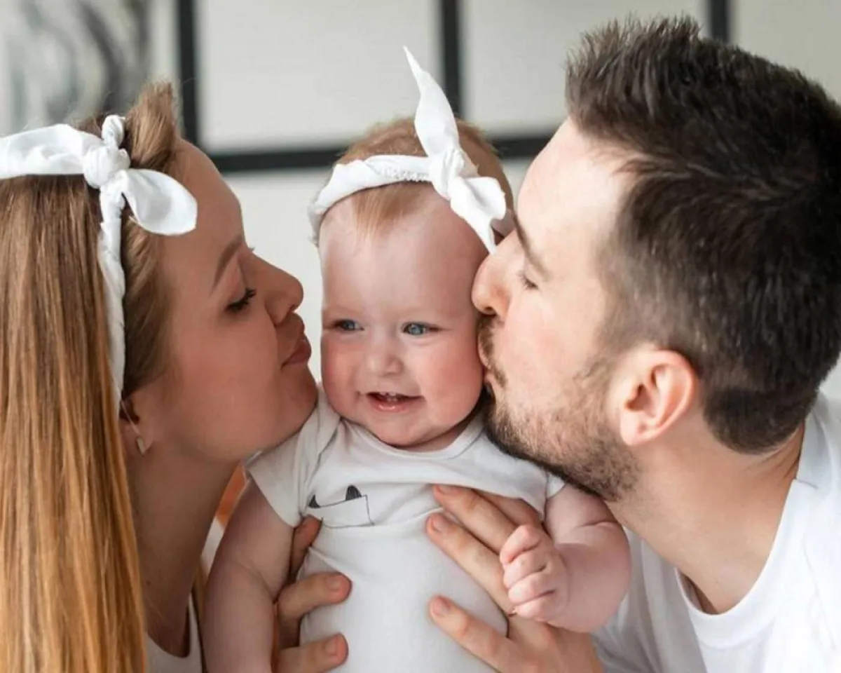 صورة لطفل رضيع يقبله أبيه