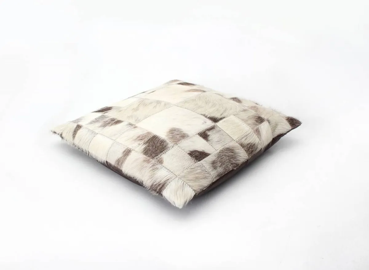 وسادة مشغولة بالجلد الطبيعي