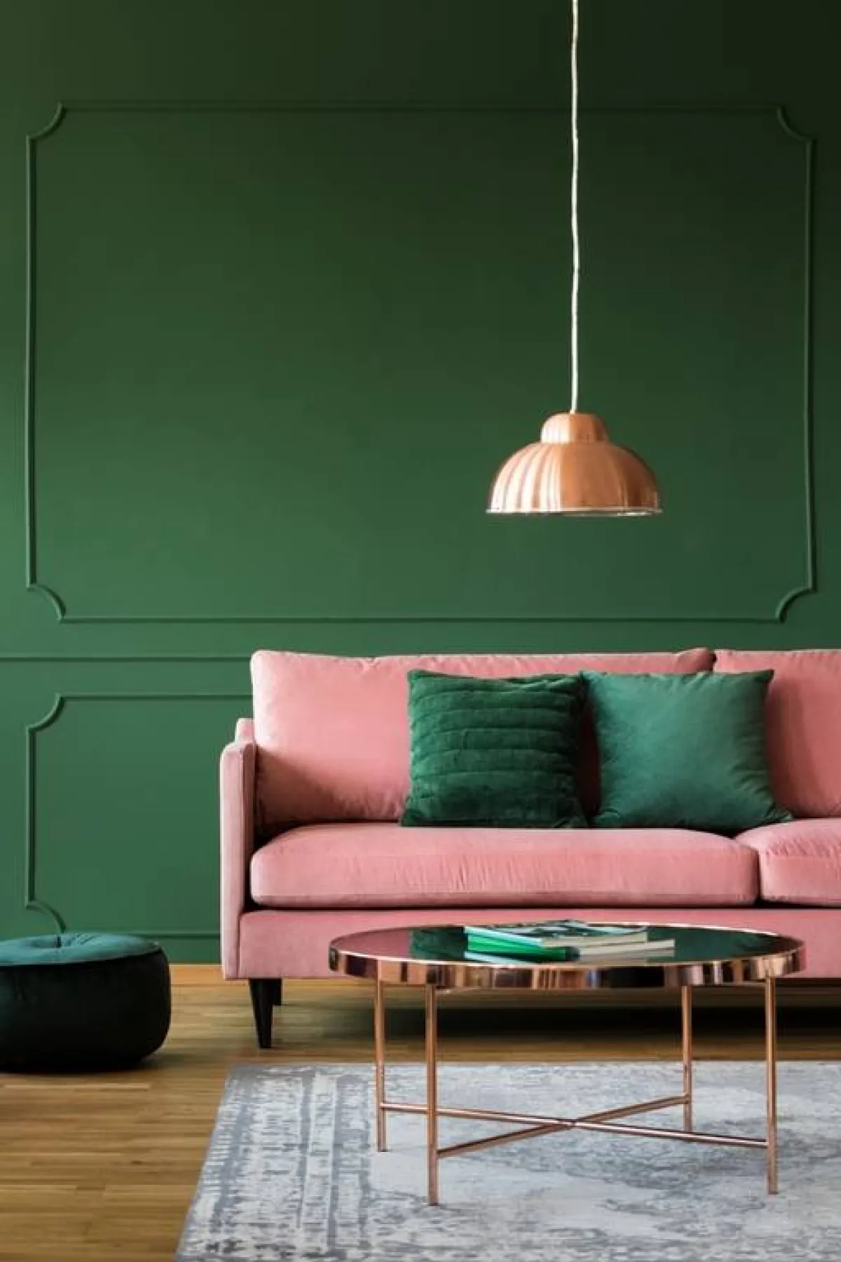 الميل الرائج أخيرًا، يتمثّل في تنسيق الوسائد للأريكة، بلون متناقض عنها