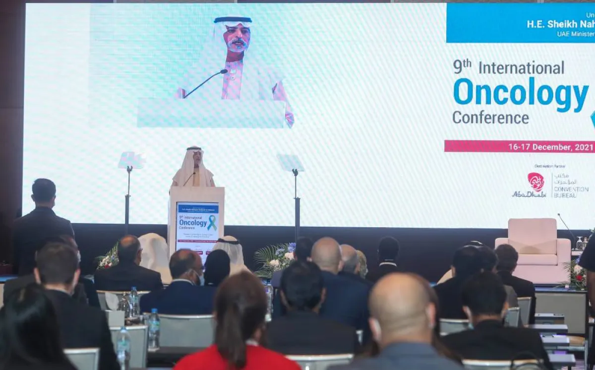 مناقشة علاج السرطان خلال مؤتمر الأورام - الصورة من وام