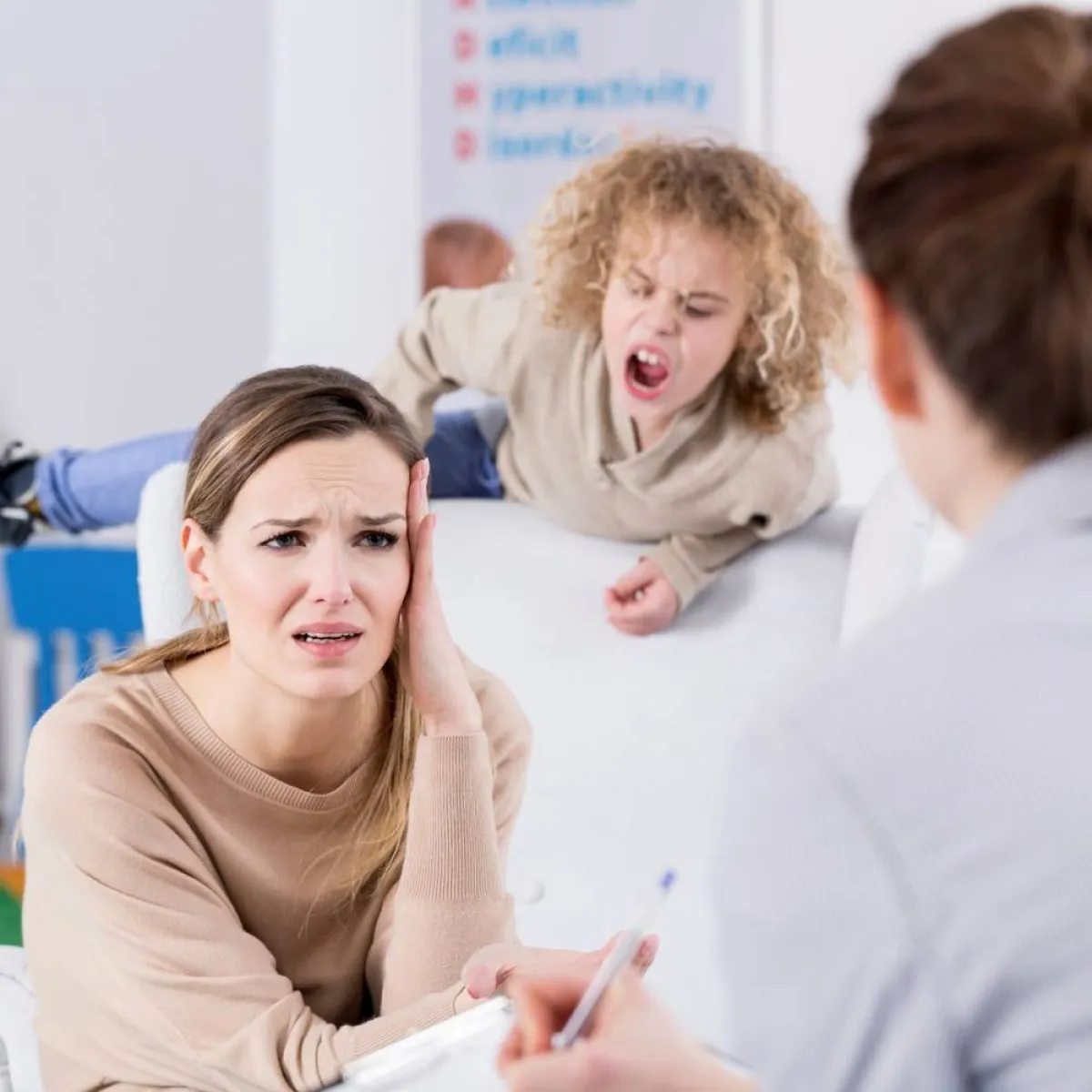 صورة لأم تشكو عدم طاعة طفلتها