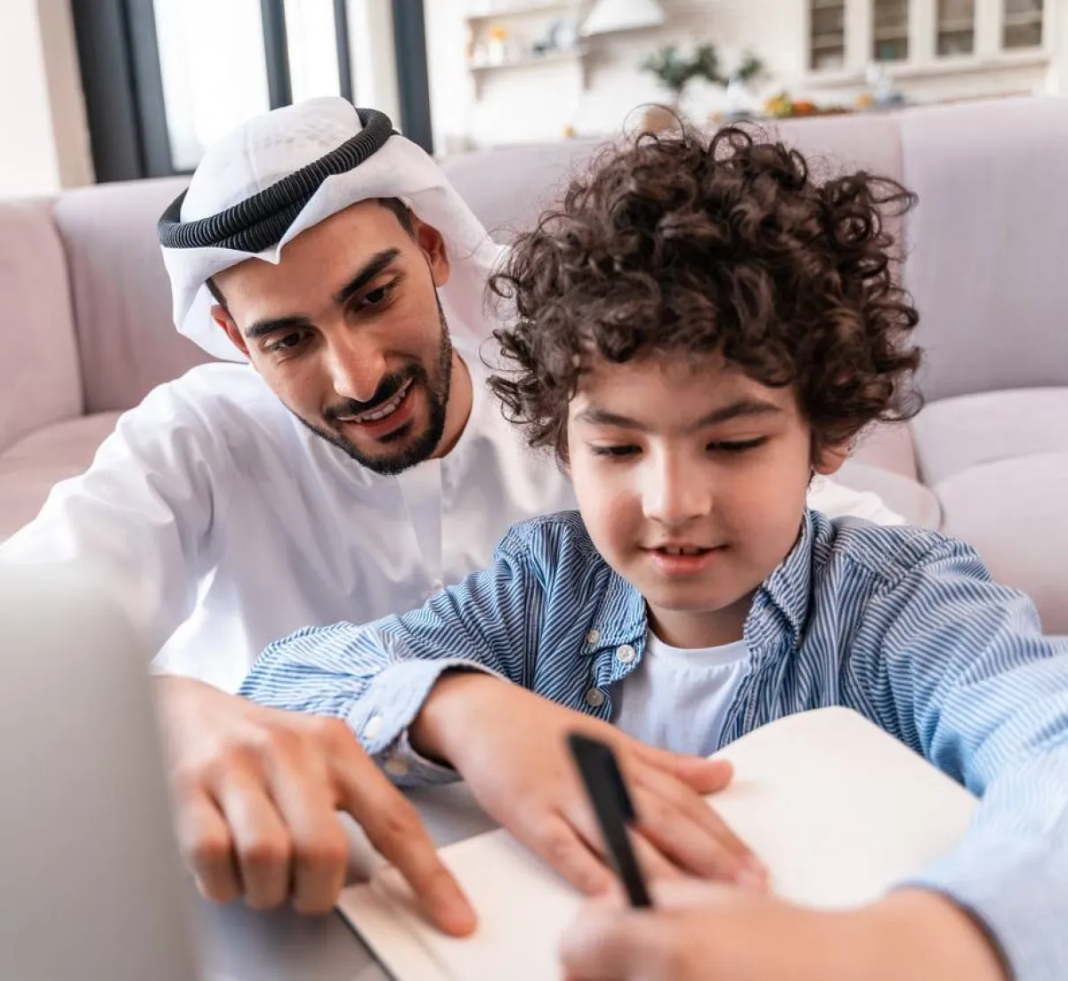 صورة لأب يعلّم ابنه