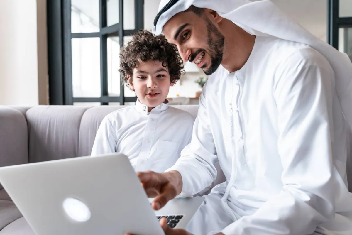 صور أب يعلّم ابنه