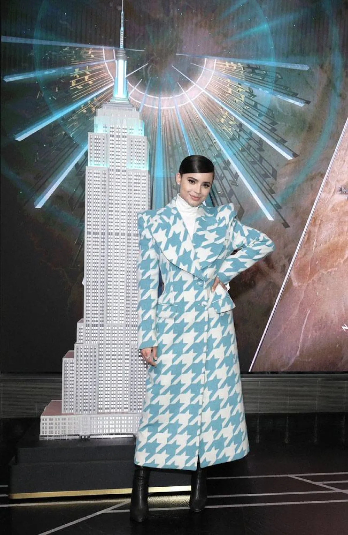 صوفيا كارسون ترتدي معطفاً مربع التقطيعات