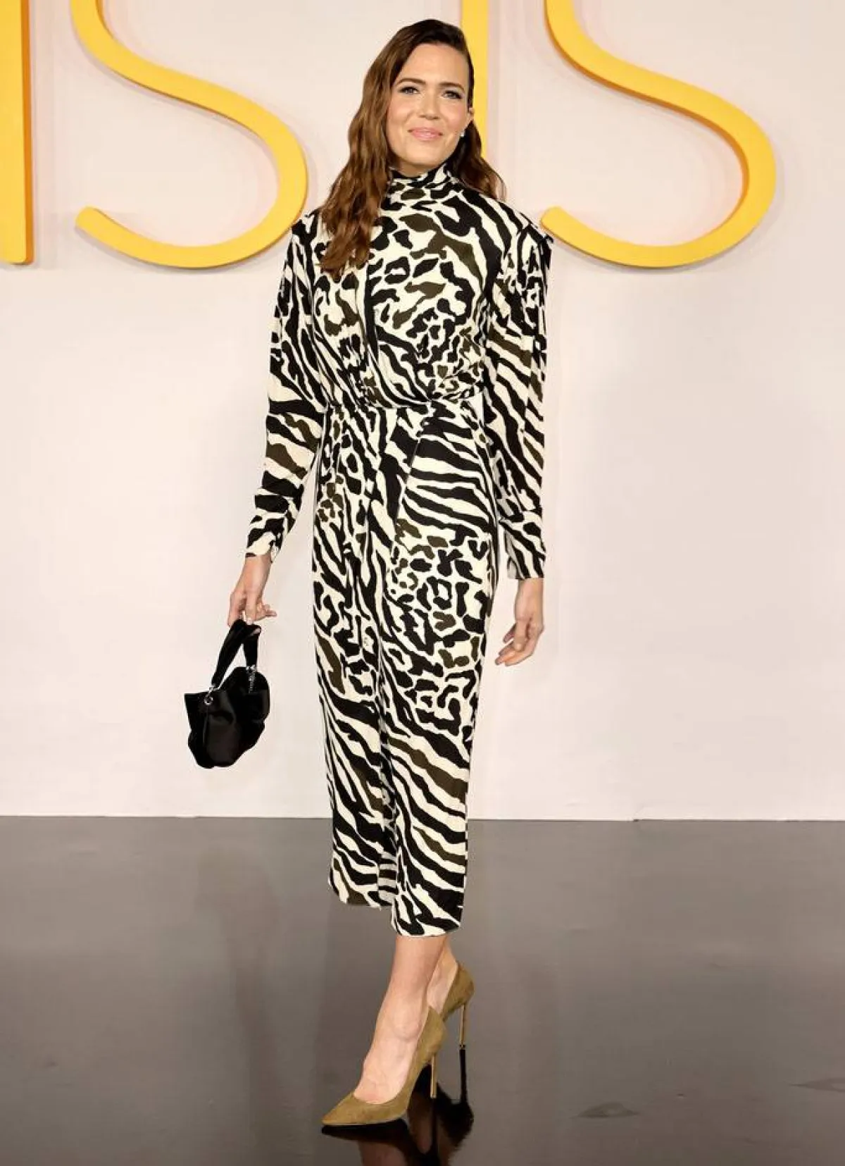 ماندي مور ترتدي فستاناً ميدي مطبعاً