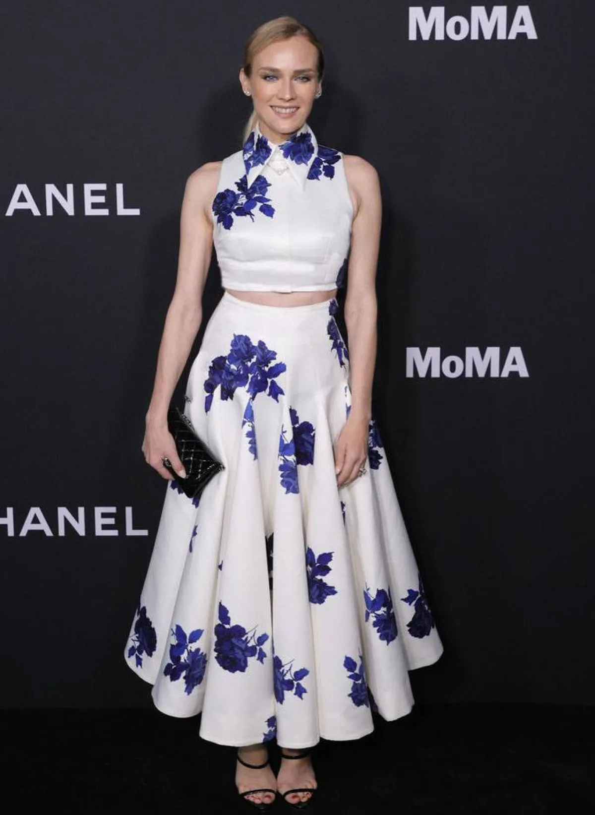 ديان كروغير ترتدي الكرب توب المطبعة مع تنورة منفوخة