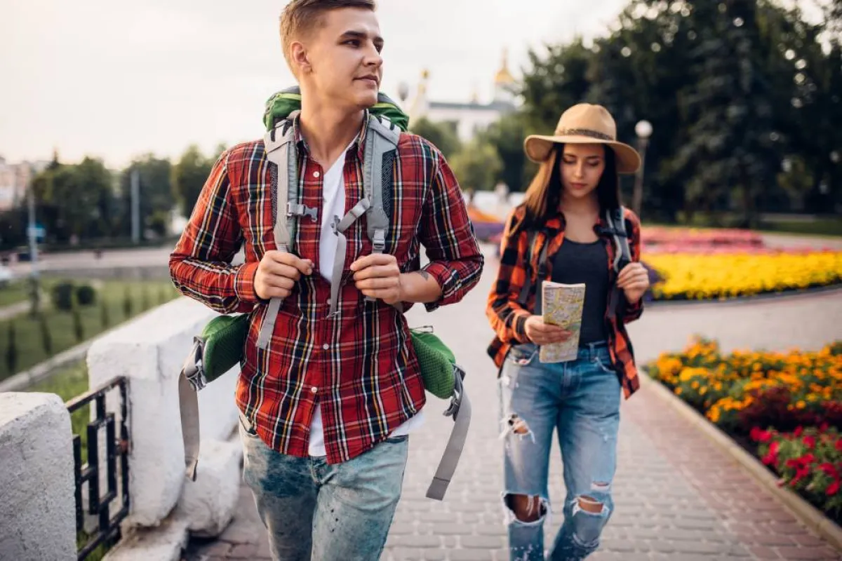 ممارسة رياضة المشي لمسافات طويلة في الوجهة السياحية