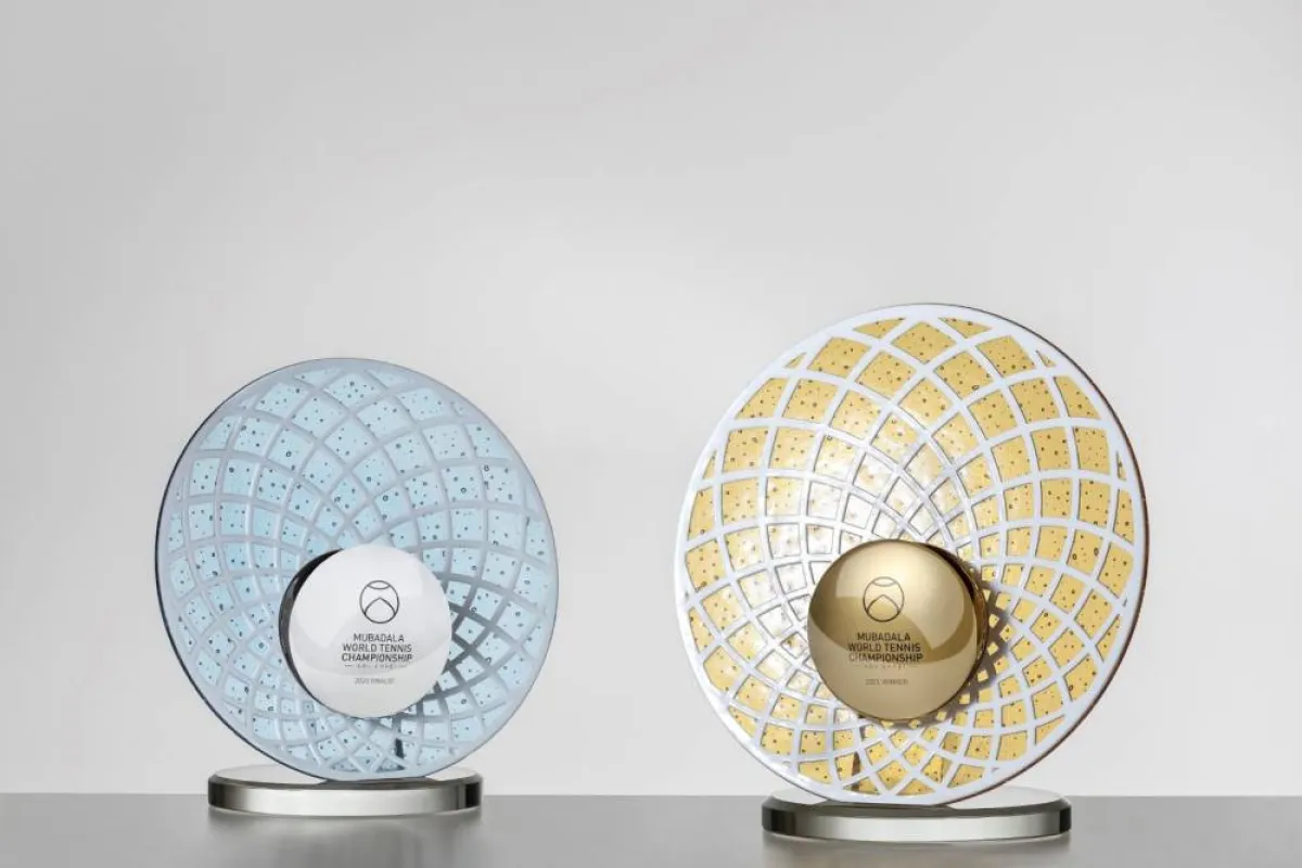  التصميم الرسمي لكأس بطولة مبادلة العالمية للتنس. الصورة من "وام" 