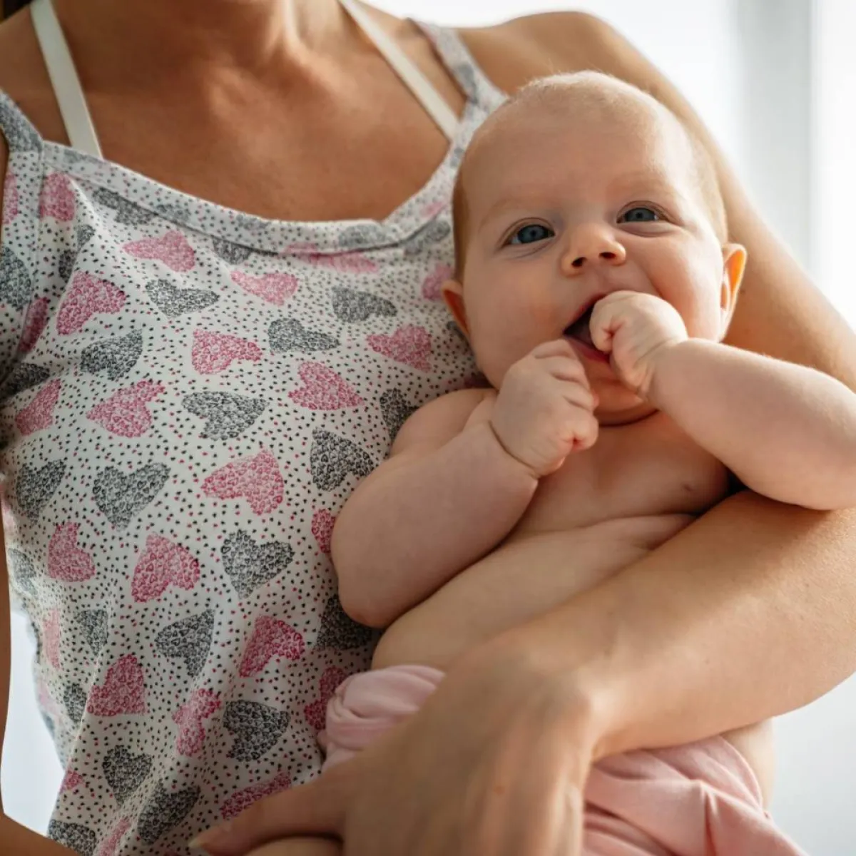 صورة لأم تحمل طفلها