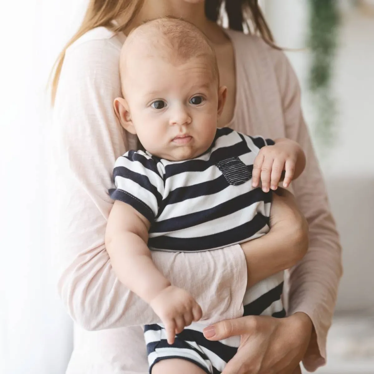 صورة لطفل تحمله أمه