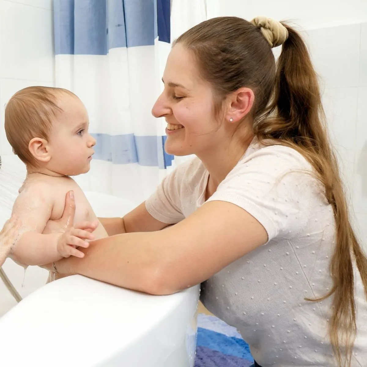 صورة لأم تحمم طفلها