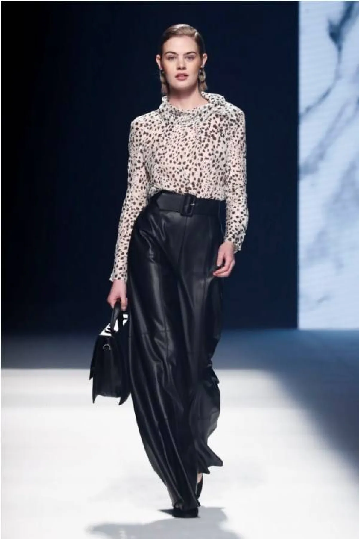 بلوزة منقوشة بجلد الفهد مع بنطلون جلد من أينجل شلاسر  Angel  Schlesser