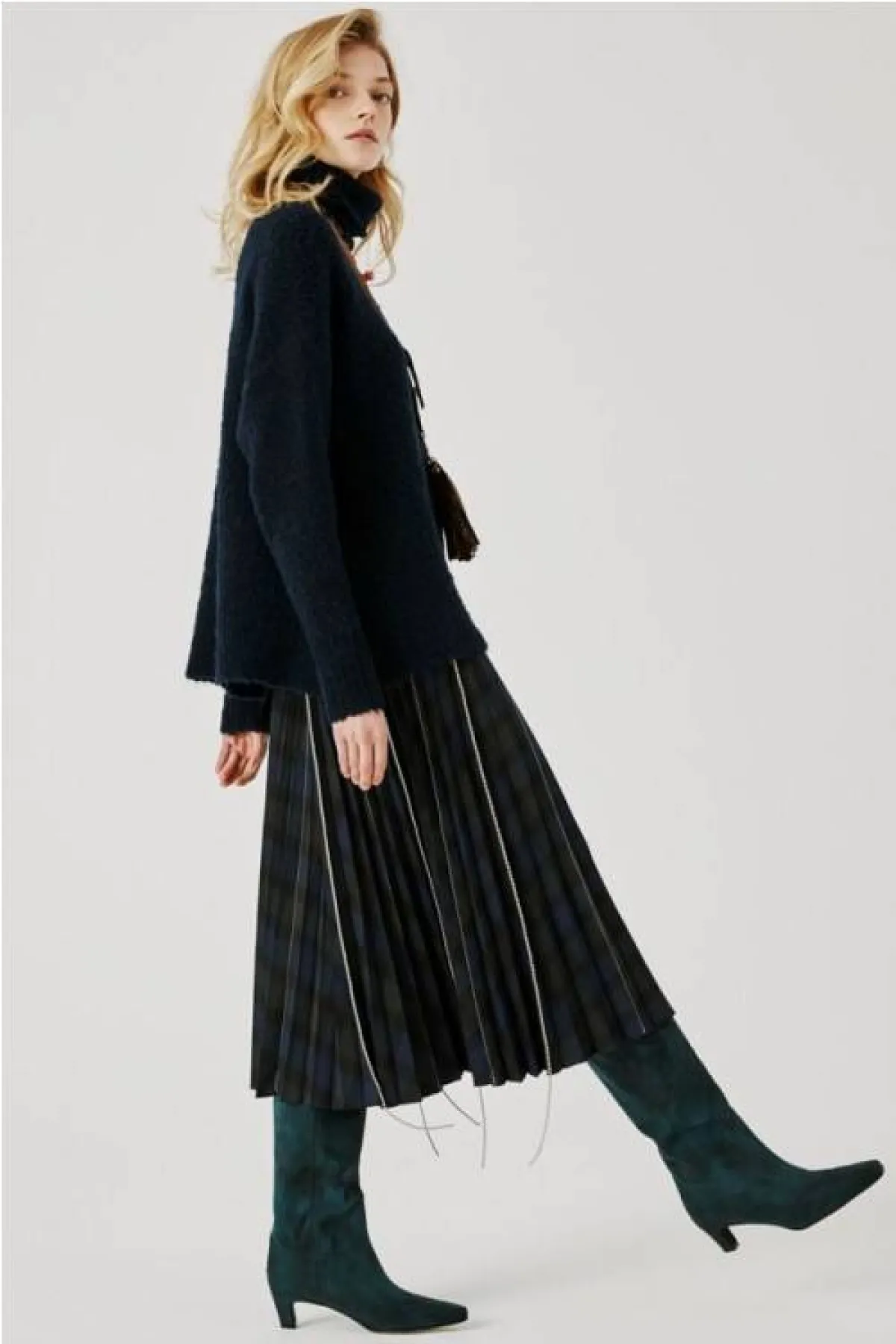 حذاء يصل الى الركبة مع تنورة من بياتريس بي Beatrice B