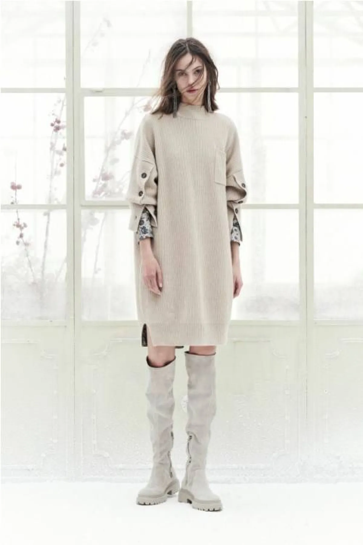 حذاء يصل الى الركبة مع فستان من برونيللو كوتشينيللي  Brunello Cucinelli