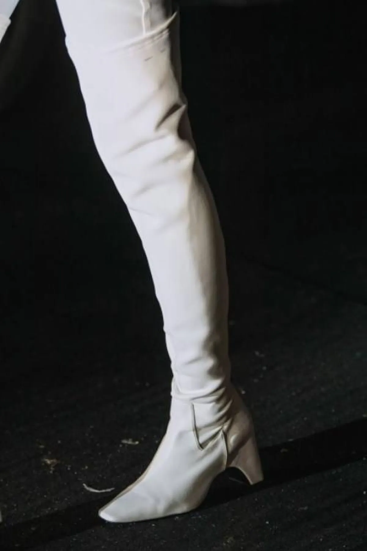 حذاء يصل الى الركبة باللون الأبيض من كوبرني  Coperni