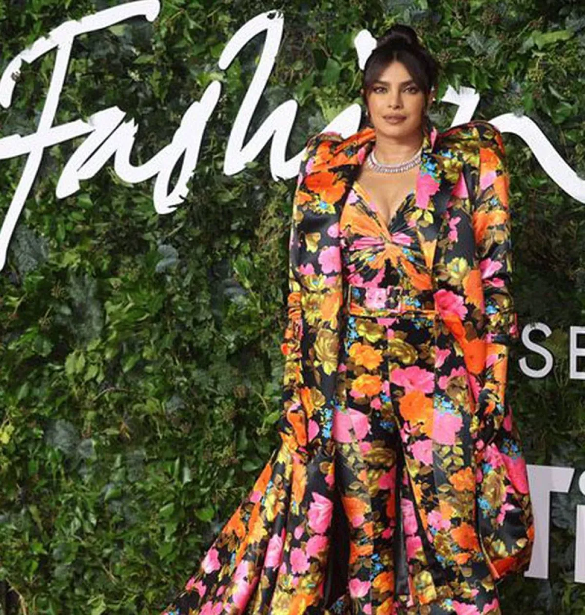 بريانكا شوبرا ترتدي المشلح المطبع 