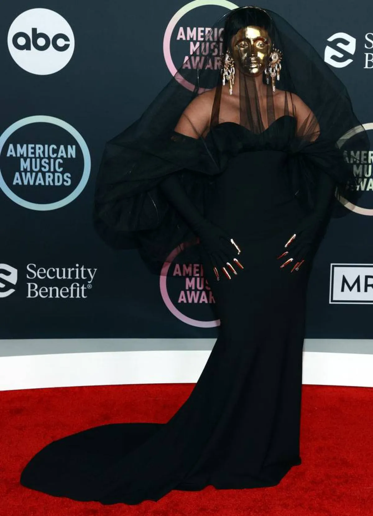 كاردي بي ترتدي القناع الذهبي 