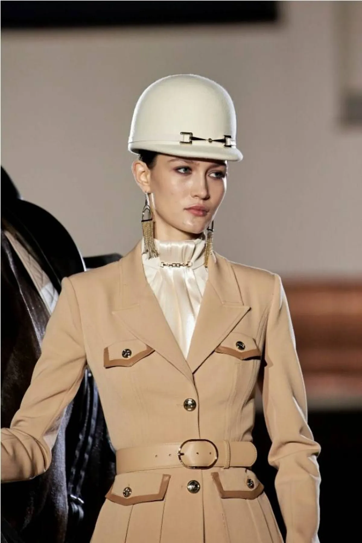 كيف تنسّقين حزام الخصر من إليزابيتا فرانكي  Elisabetta Franchi