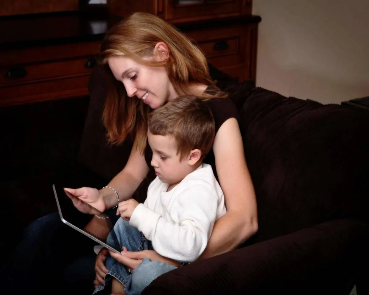 صورة لأم تتعرف على أصدقاء طفلها عبر الإنترنت 