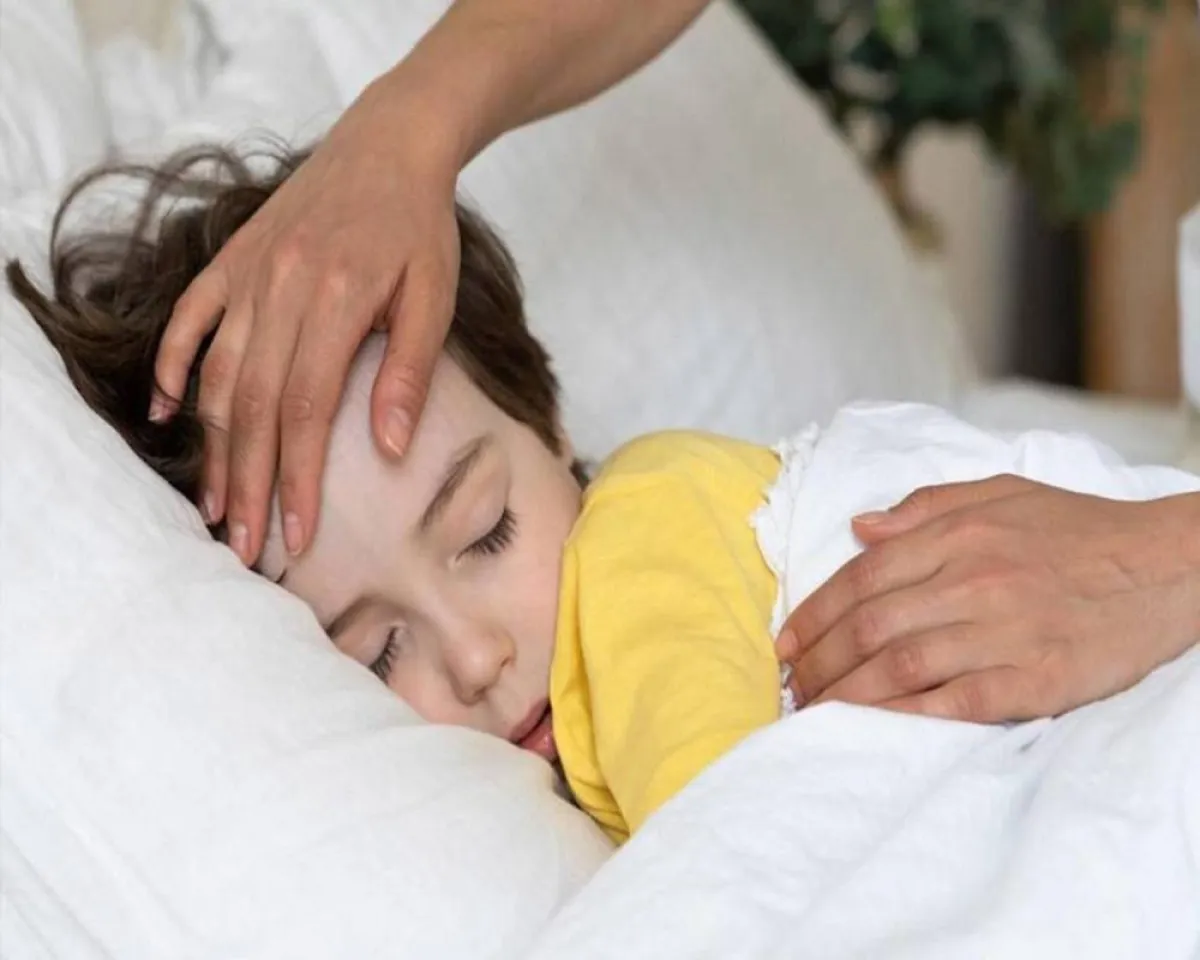 صورة لطفل يعاني من الحمى